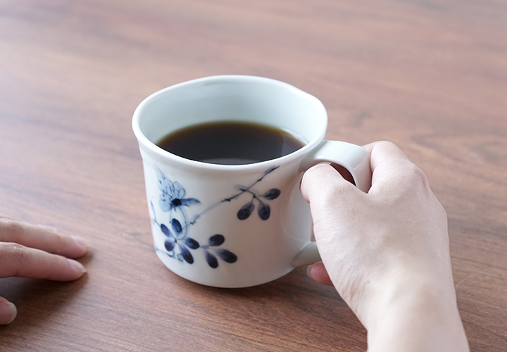 波佐見焼 陶房青 窯元 少し大きめ染付野ばらマグカップ【陶房青 AO SHOP】